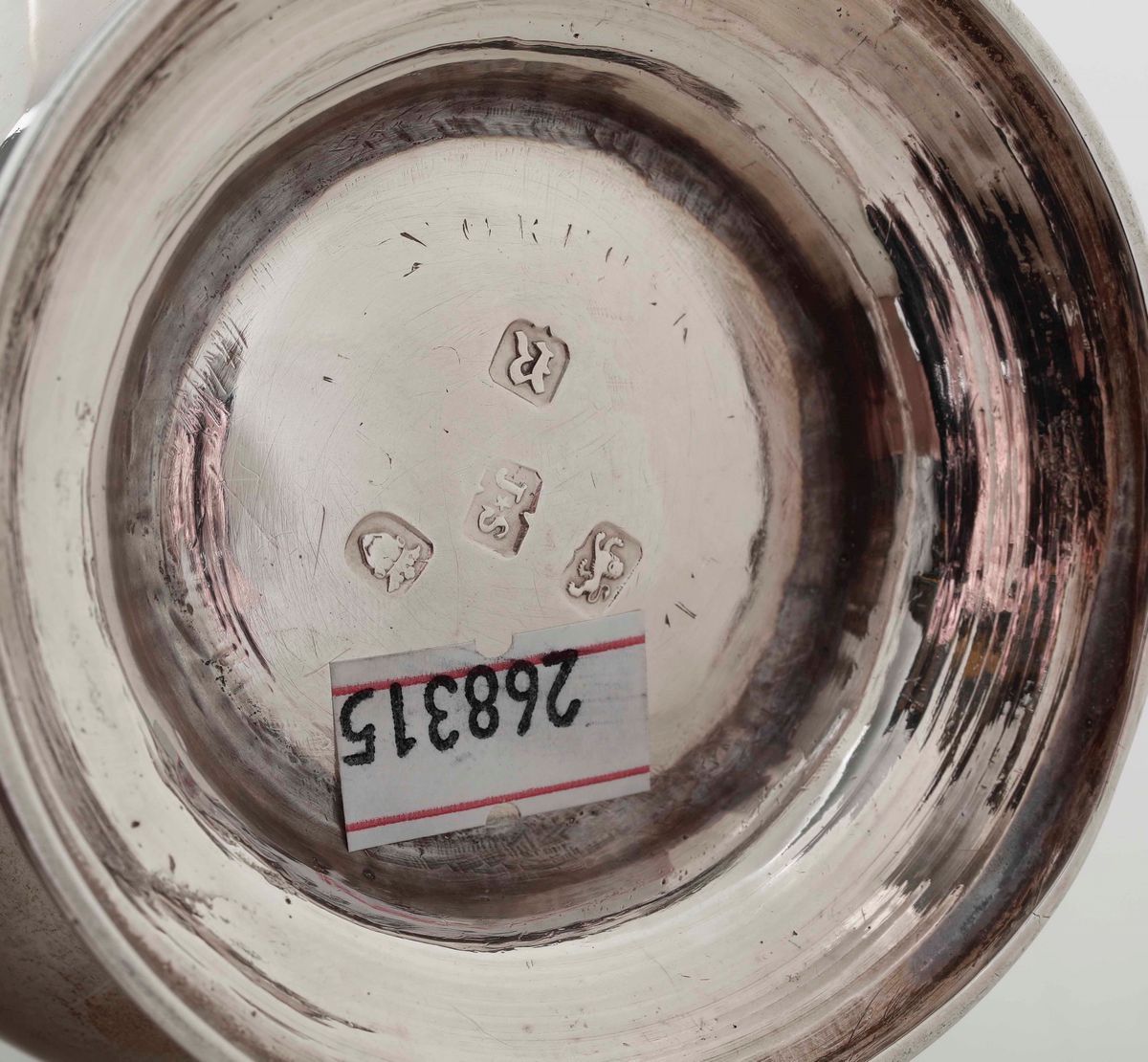 Mug in Argento Fuso, Sbalzato e Cesellato. Inghilterra, Marchio della Città di Londra per L'anno ...