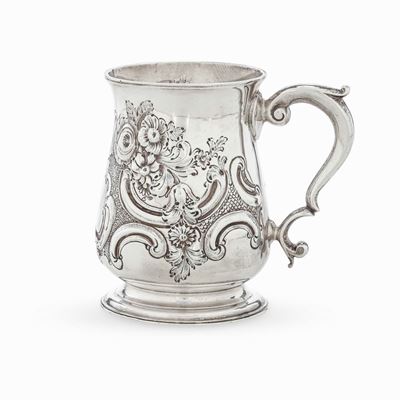 Mug in Argento Fuso, Sbalzato e Cesellato. Marchio della Città di Londra per L'anno 1748, Argenti...
