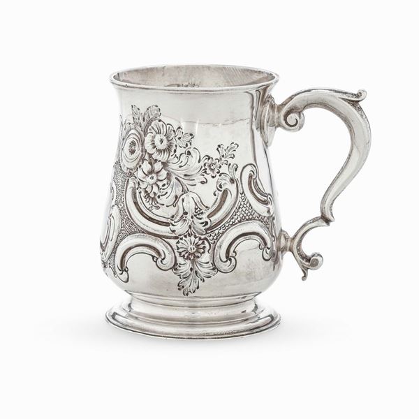 Mug in argento fuso, sbalzato e cesellato. Marchio della città di Londra per l'anno 1748, argentiere probabilmente John Robinson (bollo consunto di difficile lettura)