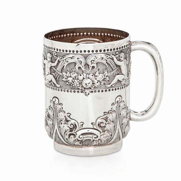 Mug in argento fuso, sbalzato e cesellato, marchio della città di Londra per l'anno 1903, argentiere Robert Stewart
