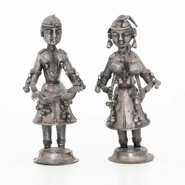 Coppia di suonatrici in argento. Arte indiana, XX secolo.