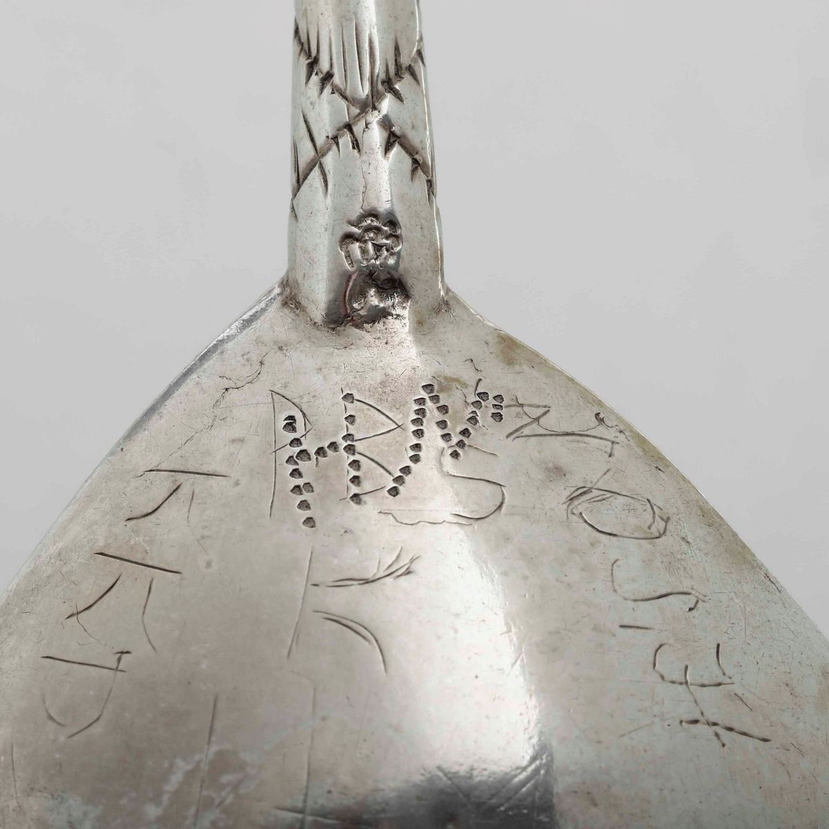 Dodici Cucchiai Commemorativi. Argento Fuso, Sbalzato e Cesellato. Differenti Manifatture (paesi ...