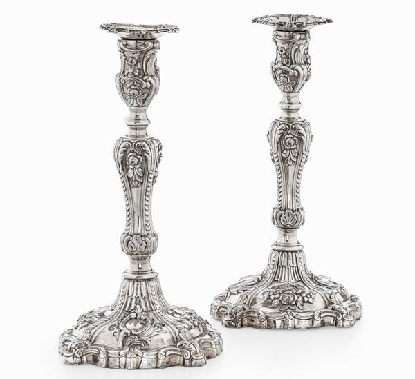 Coppia di candelieri in argento fuso, sbalzato e cesellato. Marchio della città di Londra per l'anno 1848, argentiere T.J& Creswick