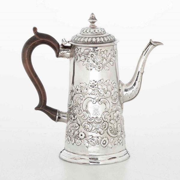 Caffettiera in argento fuso, sbalzato e cesellato. Bollo della città di Londra, probabile XVIII secolo (apparentemente priva del marchio del facitore)