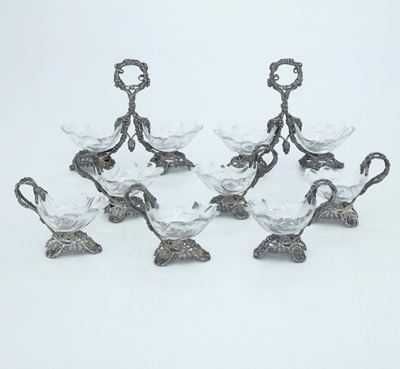 Set di Saliere Composto da Due Saliere Grandi e Sei Piccole, Base in Argento a Grappolo D’uva. Pa...