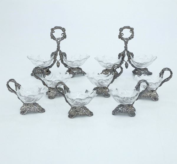 Set di saliere composto da due saliere grandi e sei piccole, base in argento a grappolo d’uva. Parte in cristallo Baccarat. Parigi, 1838