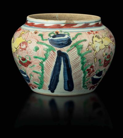 Vaso Globulare in Porcellana con Figure di Cavalli e Decori Naturalistici, Cina, Dinastia Qing, E...