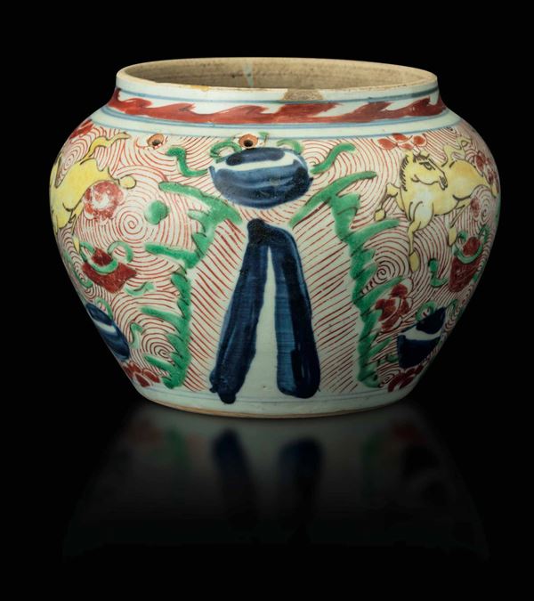 Vaso globulare in porcellana con figure di cavalli e decori naturalistici, Cina, Dinastia Qing, epoca Shunzhi (1644-1661)