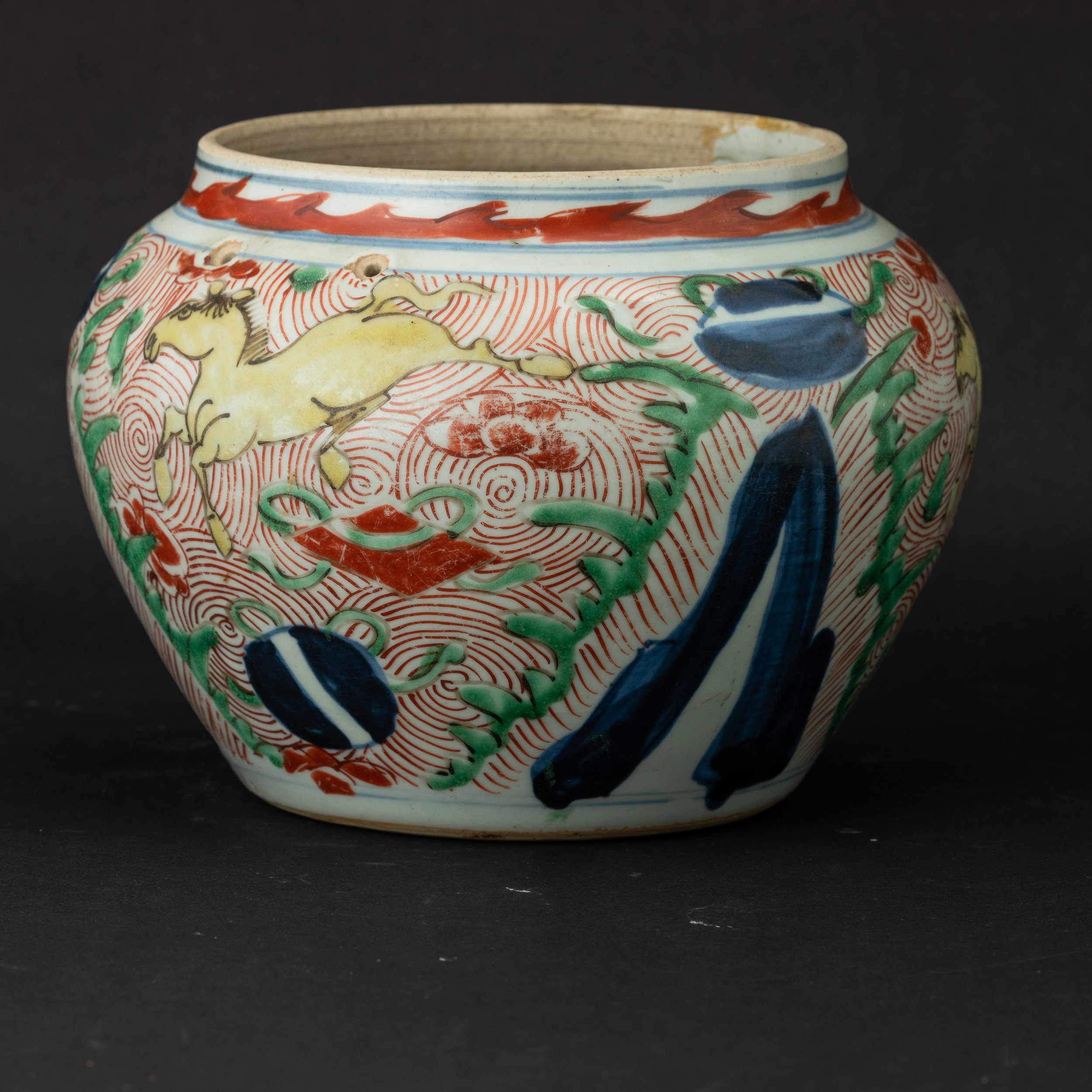 Vaso Globulare in Porcellana con Figure di Cavalli e Decori Naturalistici, Cina, Dinastia Qing, E...
