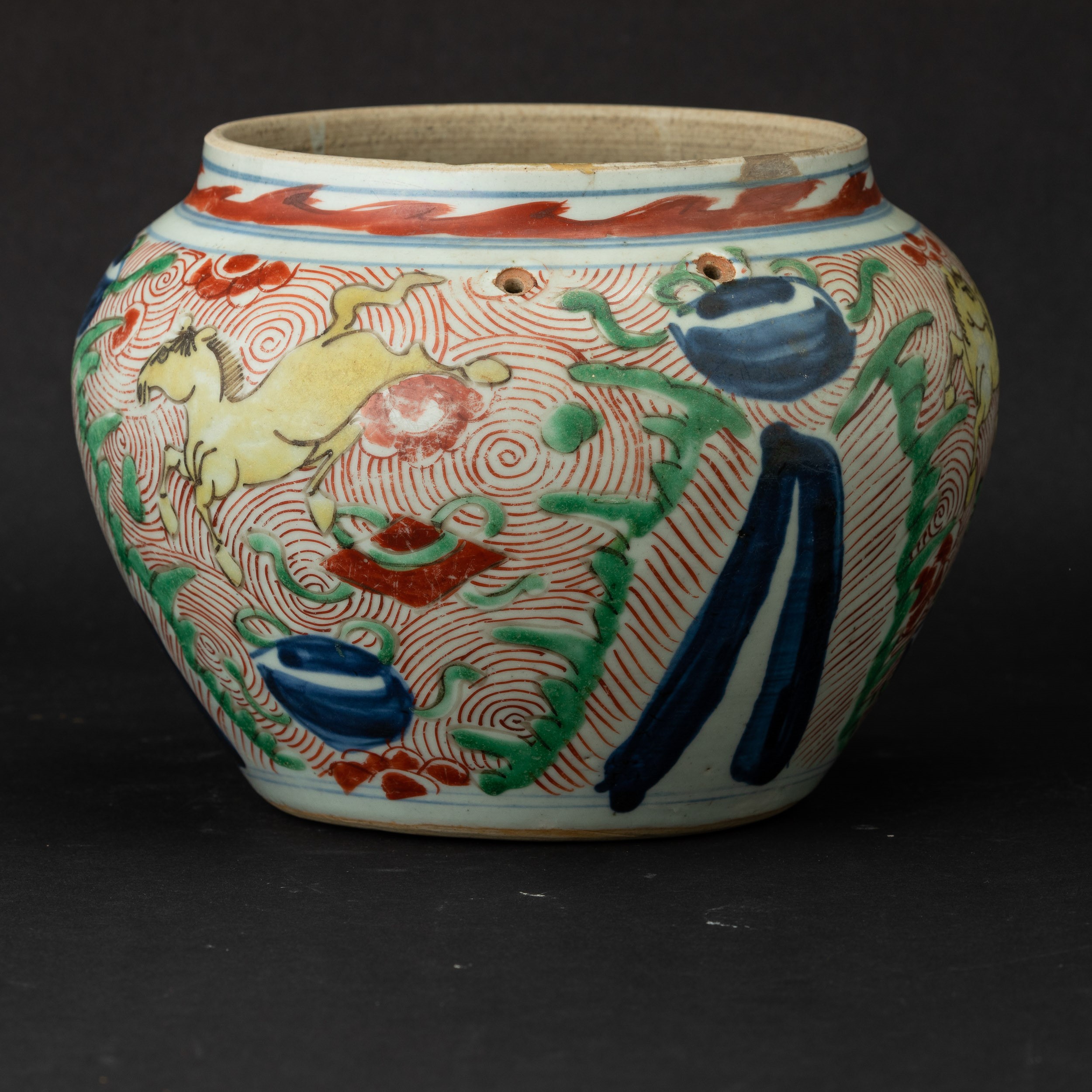 Vaso Globulare in Porcellana con Figure di Cavalli e Decori Naturalistici, Cina, Dinastia Qing, E...