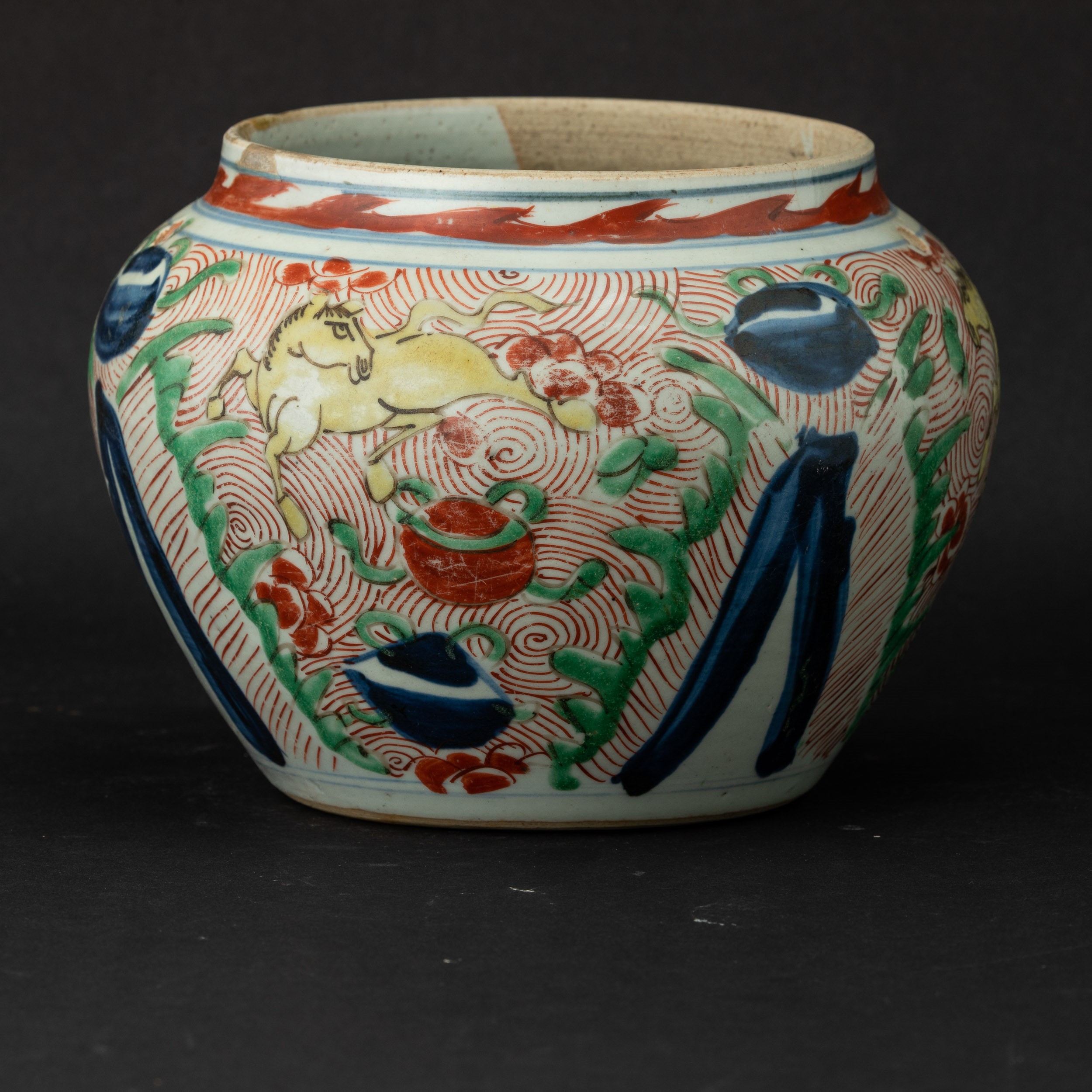 Vaso Globulare in Porcellana con Figure di Cavalli e Decori Naturalistici, Cina, Dinastia Qing, E...