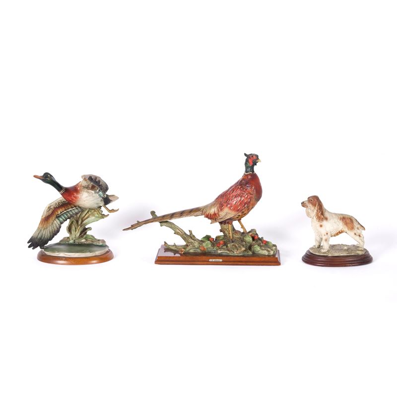 Tre sculture a tema venatorio in materiale sintetico policromo Un'anatra, una fagiano e un cane da caccia  - Auction Antiques - Cambi Casa d'Aste