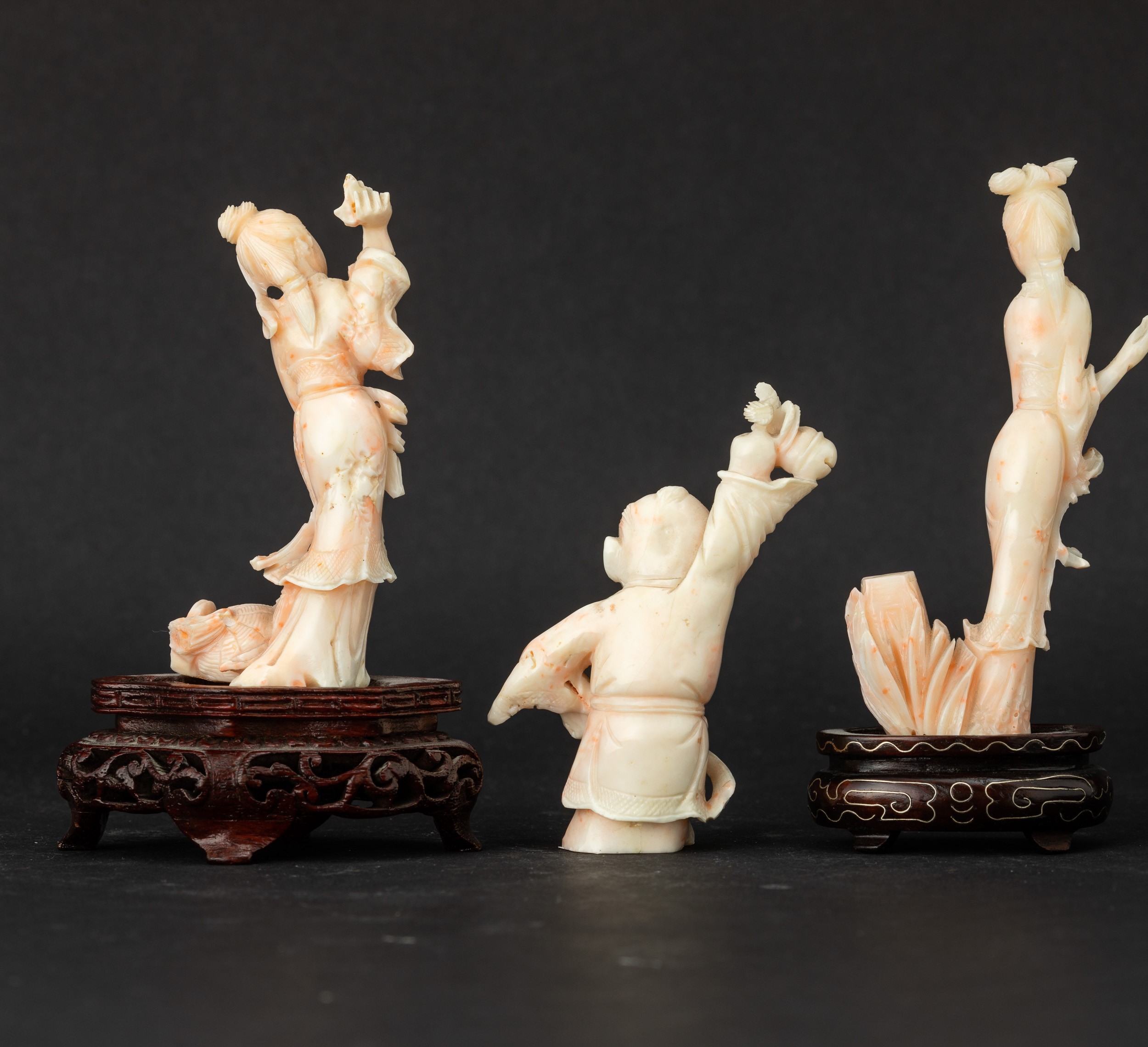 Cina, Tre figure di fanciulle scolpite in corallo rosa, inizi XX secolo
