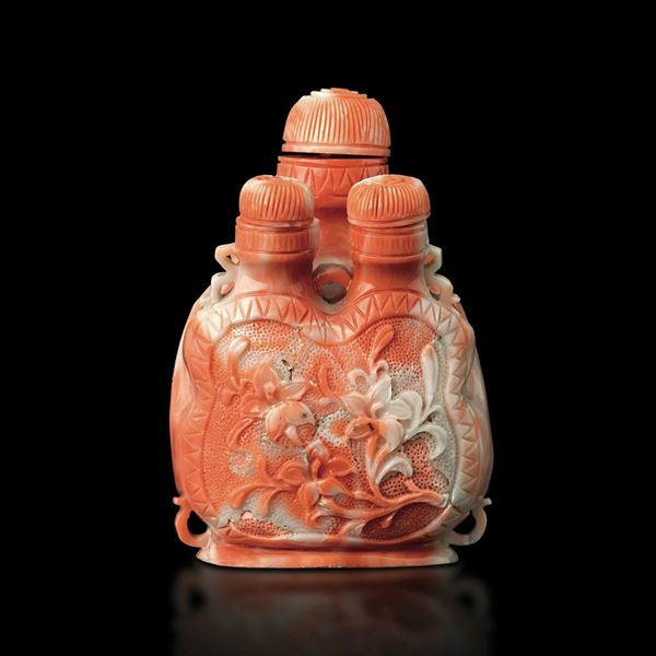 Snuff bottle a triplo corpo scolpita in corallo maculato con soggetto naturalistico con iscrizione, Cina, inizi XX secolo