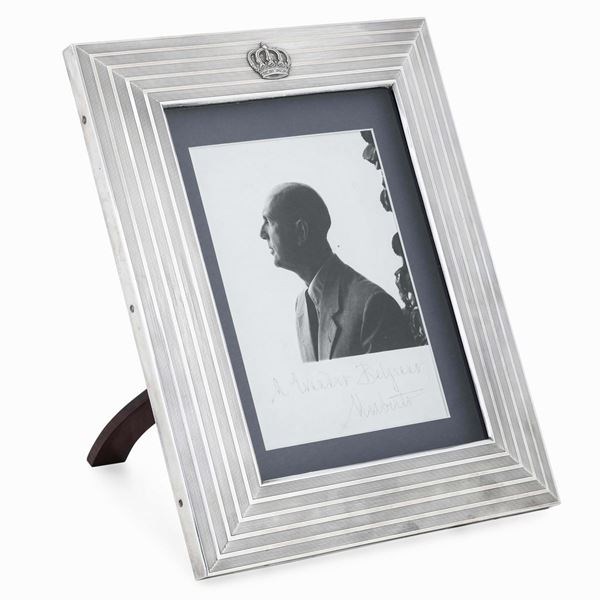 Portafoto contenente fotografia con dedica di Umbertodi Savoia. Argenteria italiana della prima metà del XX secolo