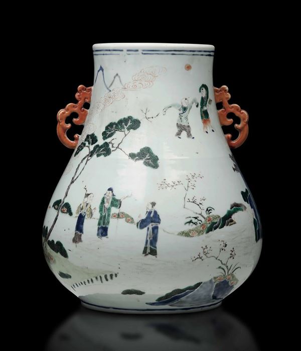 Vaso Hu in porcellana con anse sagomate raffigurante saggi e fanciulli entro paesaggio, Cina, Dinastia Qing, epoca Kangxi (1662-1722)