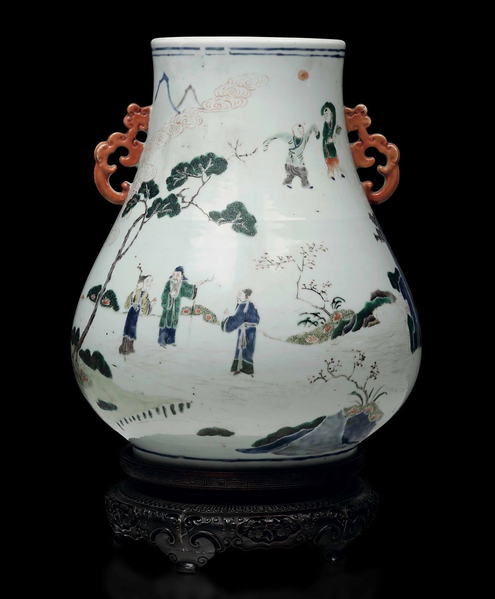 Vaso Hu in Porcellana con Anse Sagomate Raffigurante Saggi e Fanciulli Entro Paesaggio, Cina, Din...