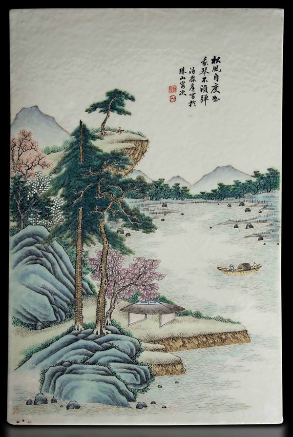 Placca in porcellana a smalti policromi con paesaggio, barche e iscrizione, Cina, Dinastia Qing, XIX secolo