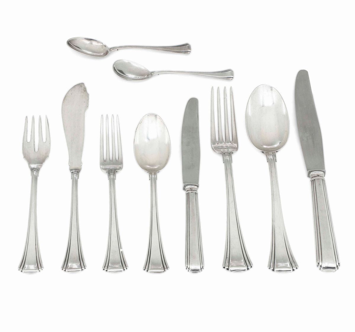 Servizio di Posate da Dodici in Argento Fuso e Cesellato. Argenteria Italiana del XX Secolo. Arge...