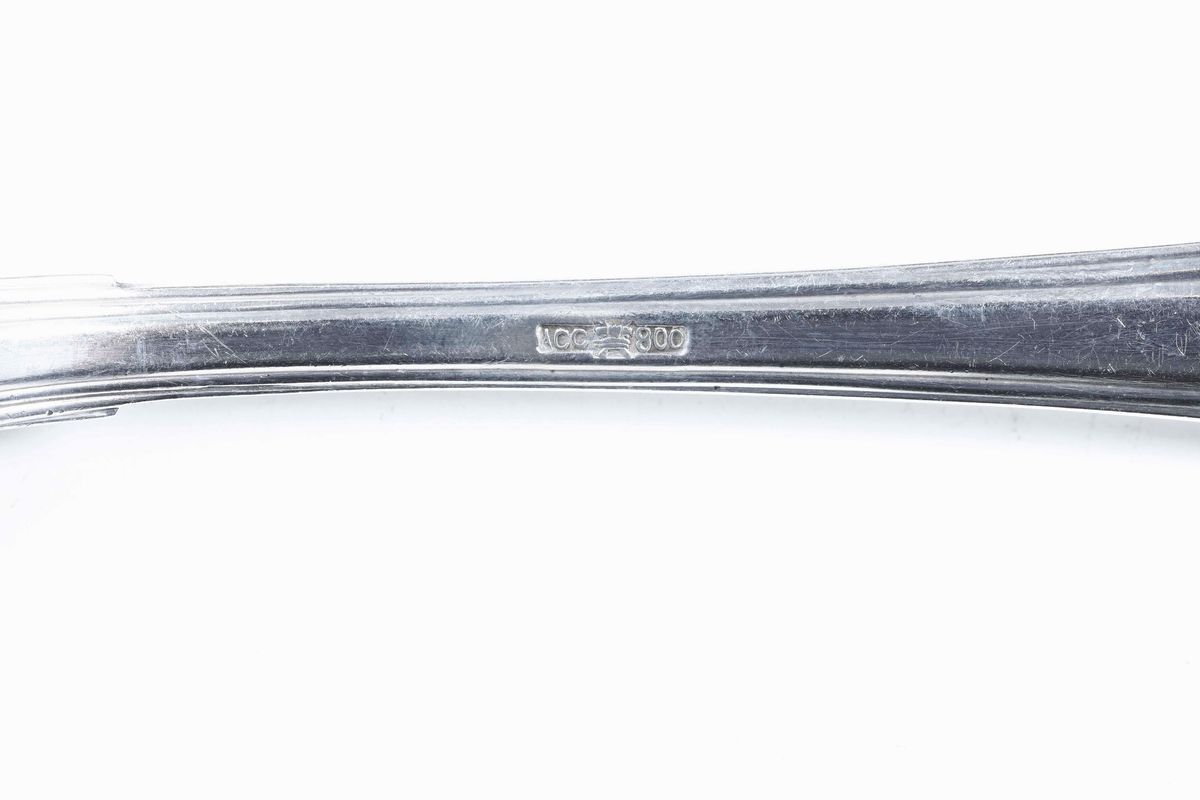 Servizio di Posate da Dodici in Argento Fuso e Cesellato. Argenteria Italiana del XX Secolo. Arge...