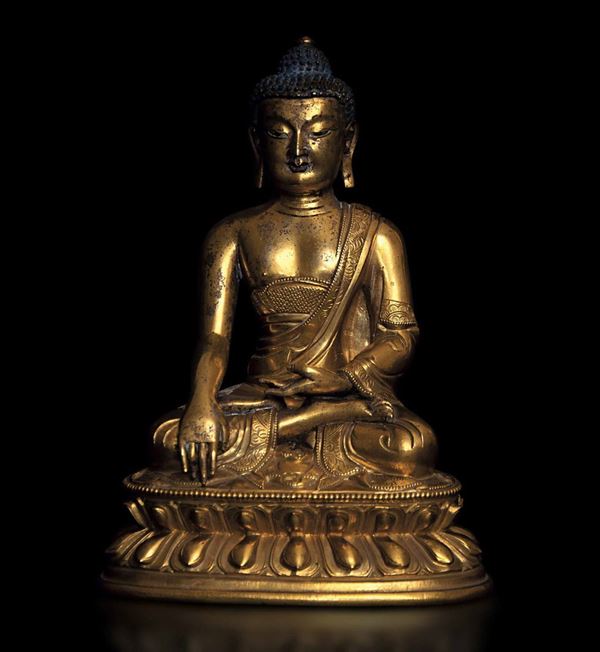 Figura di Buddha Sakyamuni in bronzo dorato con tracce policromia, Cina, Dinastia Qing, epoca Qianlong  [..]