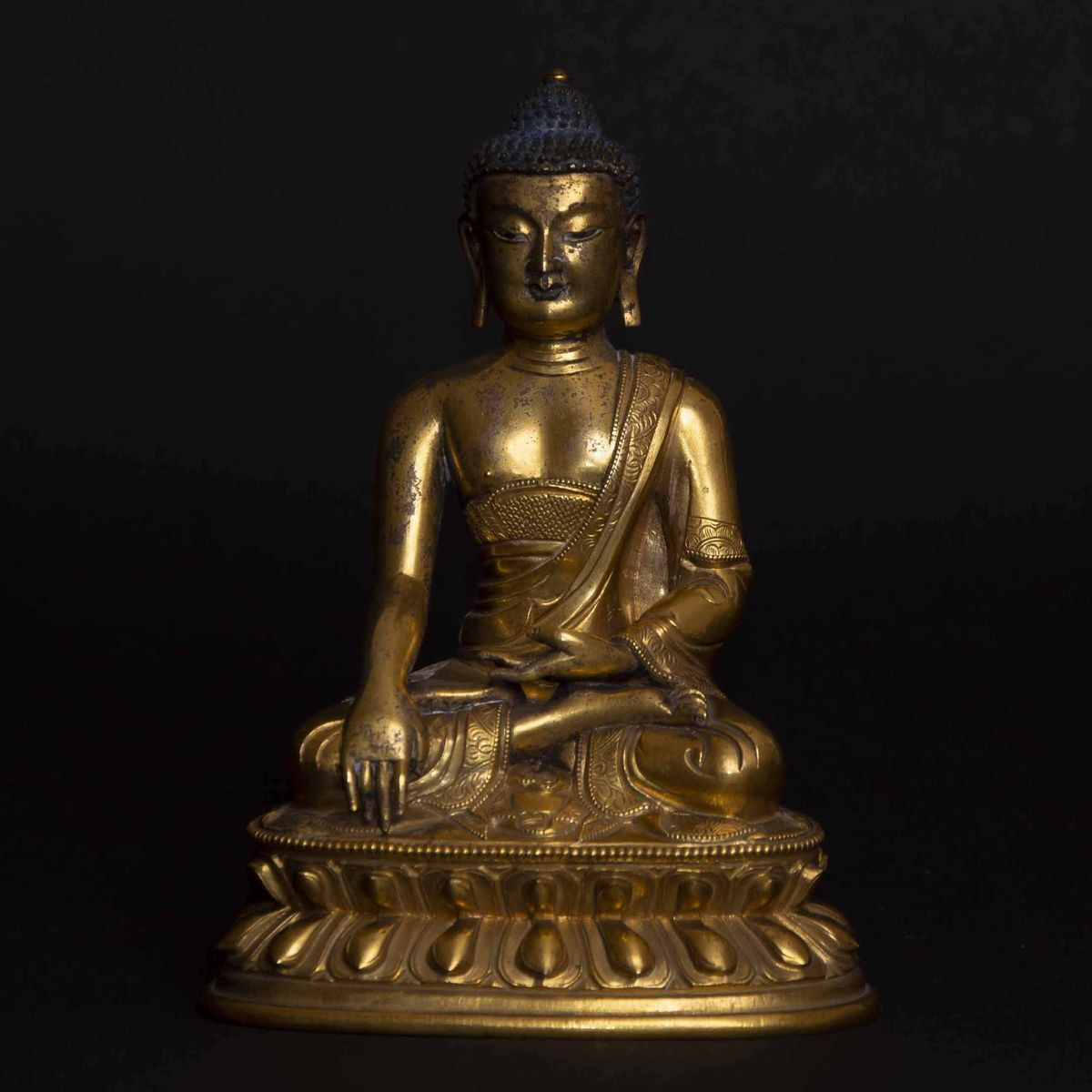 Figura di Buddha Sakyamuni in Bronzo Dorato con Tracce Policromia, Cina, Dinastia Qing, Epoca Qia...