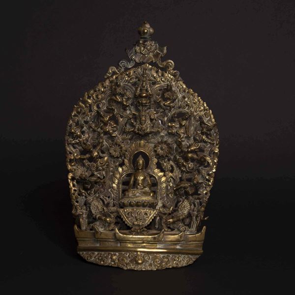 Raro gruppo in bronzo con figura centrale di Buddha entro aura e altre divinità, Tibet, XVIII secolo