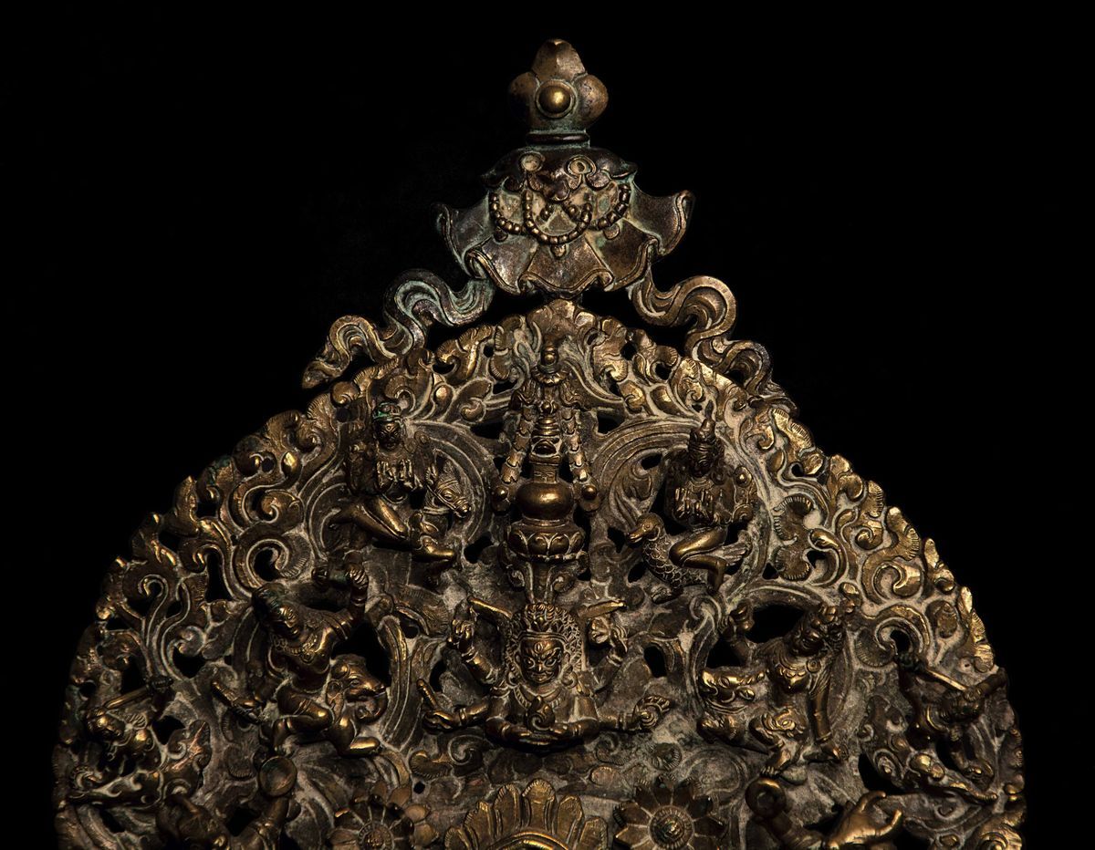 Raro Gruppo in Bronzo con Figura Centrale di Buddha Entro Aura e Altre Divinità, Tibet, XVIII Sec...