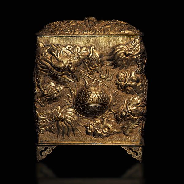 Cofanetto in bronzo dorato con figure di draghi a rilievo, Cina, Dinastia Qing, XIX secolo