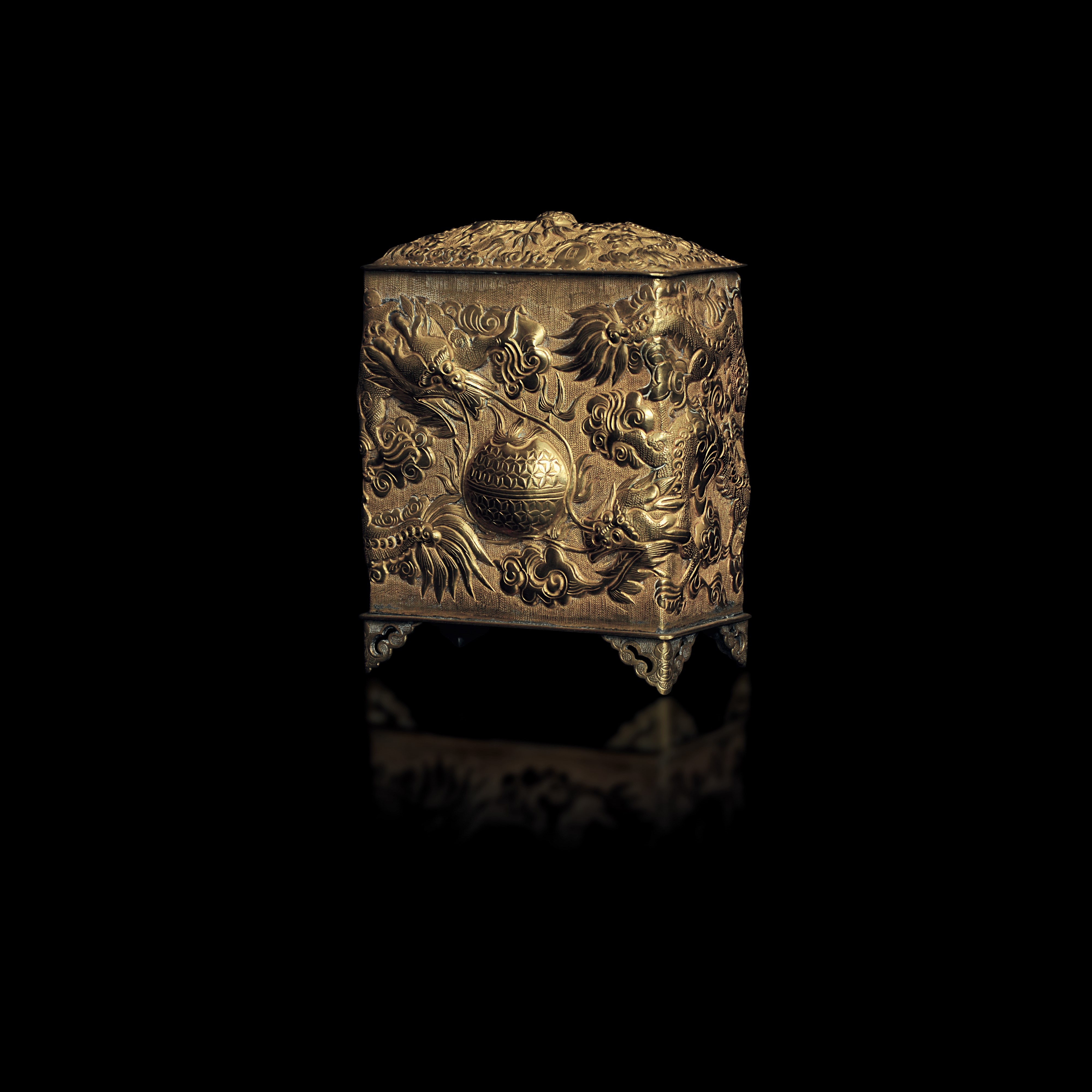 Cofanetto in Bronzo Dorato con Figure di Draghi a Rilievo, Cina, Dinastia Qing, XIX Secolo