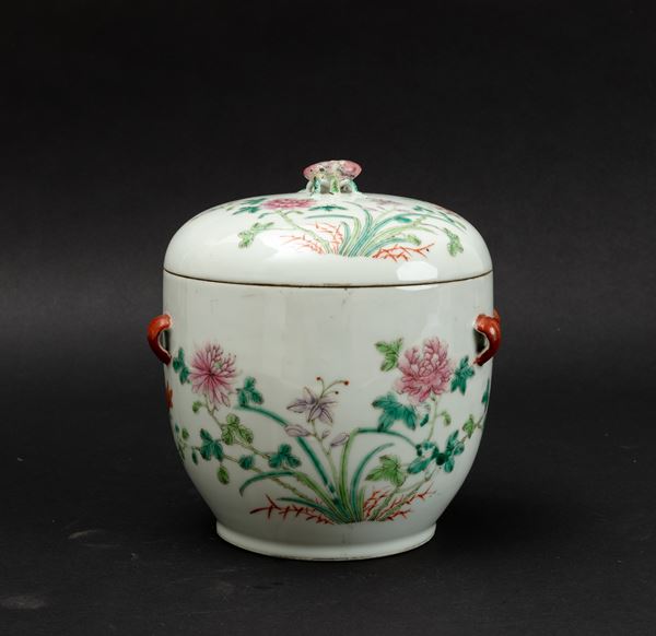 Ciotola con coperchio in porcellana con peonie in fiore, Cina, Dinastia Qing, XIX secolo