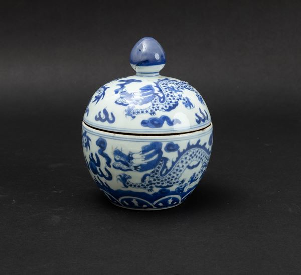 Ciotola con coperchio in porcellana bianca e blu a decoro di draghi tra le nuvole, Cina, Dinastia Qing, XIX secolo
