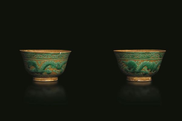 Due piccole ciotole in porcellana a smalti Sancai con figure di draghi, Cina, Dinastia Qing, marca e del periodo Guangxu (1875-1908)