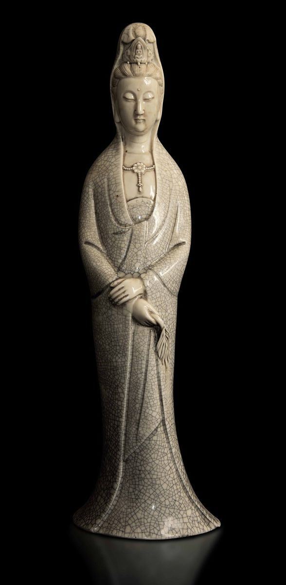 Figura di Guanyin stante in porcellana Guan, Cina, Dinastia Qing, XIX secolo