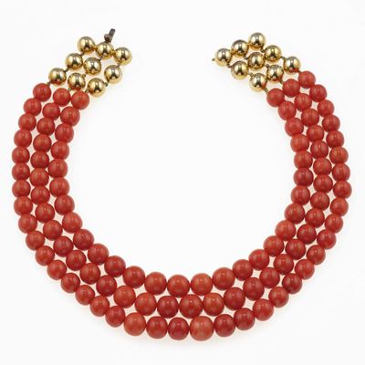 Collana a tre fili di corallo con fermaglio in oro giallo 750/1000