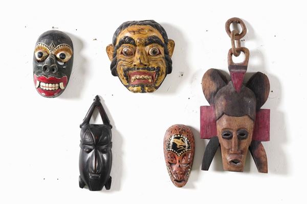 Lotto composto da 5 maschere in legno, uno scudo un cappello e due strumenti musicali etnici e 5 sculture in legno
