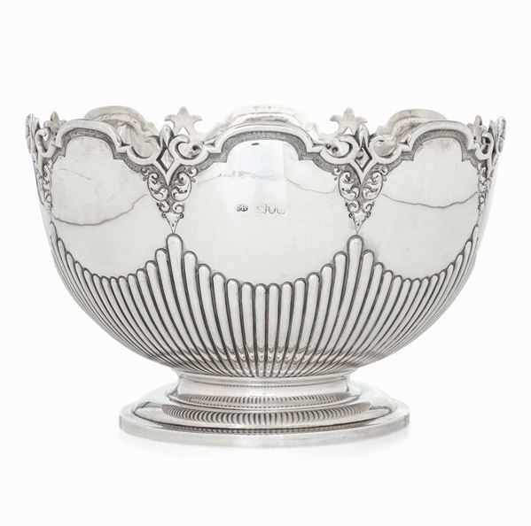 Bowl in argento sterling fuso, sbalzato e cesellato Inghilterra, marchio della città di Londra per l'anno 1897, argentiere JH