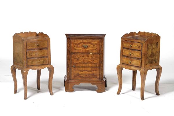 Tre comodini diversi in legno lastronato. XIX-XX secolo