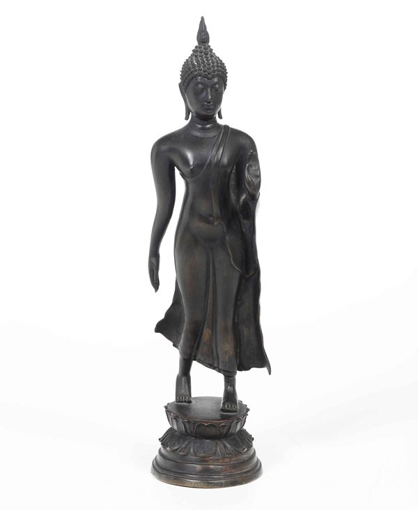 Figura di Buddha stante in bronzo, Thailandia, XIX secolo