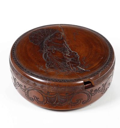 Scatola Circolare in Legno con Decori Incisi, Cina, Dinastia Qing, XIX Secolo