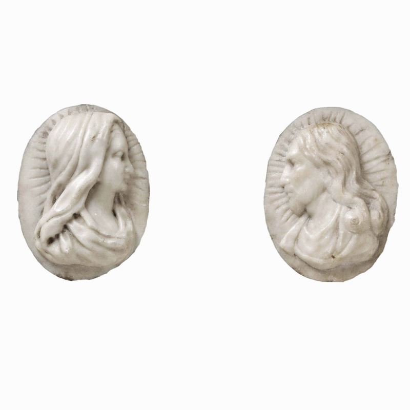 Coppia di rilievi ovali raffiguranti “Vergina Maria” e “Gesù”, Marmo. Roma (?), fine XVII secolo  - Auction Sculpture and Works of Art - Cambi Casa d'Aste