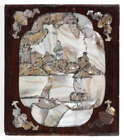 Pannello in legno intarsiato in madreperla con paesaggio e figure, Cina, Dinastia Qing, XIX secol...