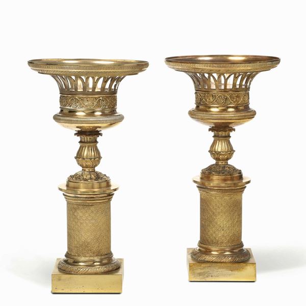 Coppia di alzate in bronzo dorato e cesellato. Francia, XIX secolo