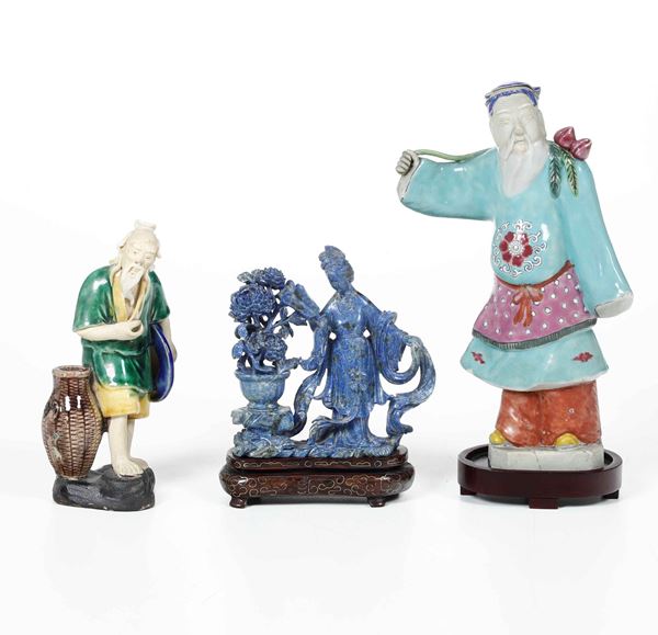 Lotto composto da due figure di saggi in porcellana e una Guanyin in lapislazzulo, Cina, Dinastia Qing, XVIII e XX secolo