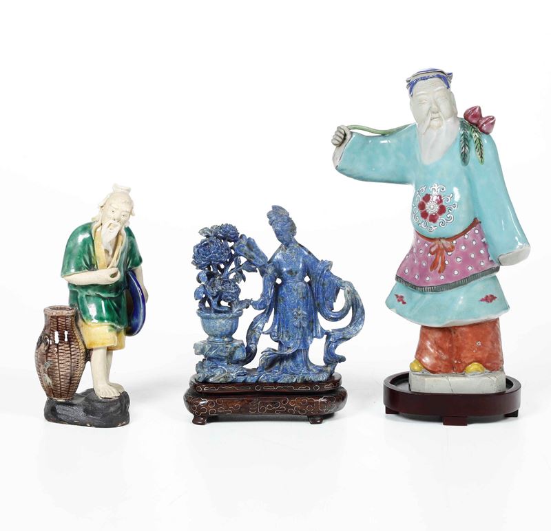 Lotto composto da due figure di saggi in porcellana e una Guanyin in lapislazzulo, Cina, Dinastia Qing, XVIII e XX secolo  - Asta Arte Orientale - Cambi Casa d'Aste
