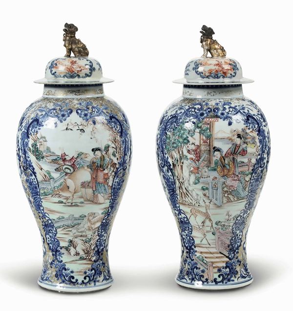 Coppia di potiches in porcellana con presa del coperchio a foggia di draghetto, decori floreali e scene di vita comune entro riserve, Cina, Dinastia Qing, epoca Qianlong (1736-1796)