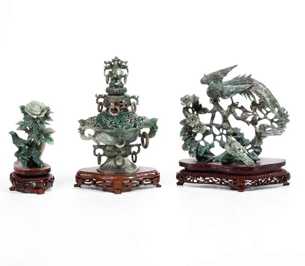 Lotto composto da un incensiere e due gruppi scolpiti in giadeite, Cina, Dinastia Qing, XX secolo