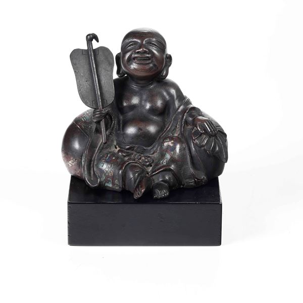 Figura di Budai in bronzo con dettagli a smalto cloisonnè, Giappone, XIX secolo