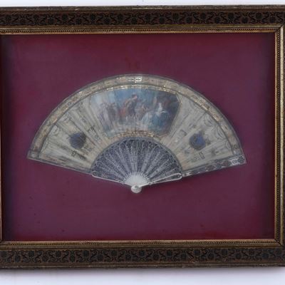 Ventaglio con Stecche in Madreperla Dipinto con Scena Galante, Francia XIX Secolo