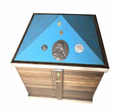 Originale Mobile-monetiere in Legno di Noce con Rifiniture in Acciaio Satinato della Seconda Meta...